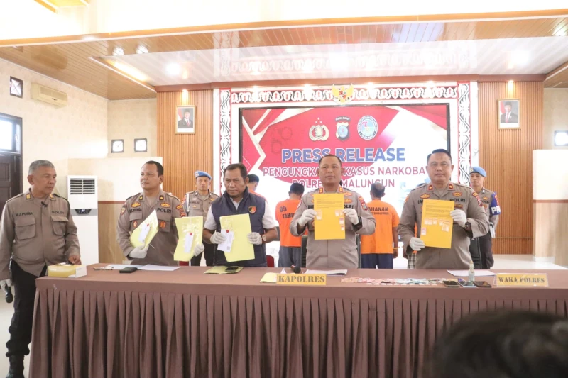 Polres Simalungun Tidak Diam, Narkoba Terus Dibabat! Kwartal-I 2026 Catat 74 Kasus dan 91 Tersangka — Tinta Belum Kering, Tiga Tersangka Sabu Langsung Diringkus Malam Itu Juga - TajamNews