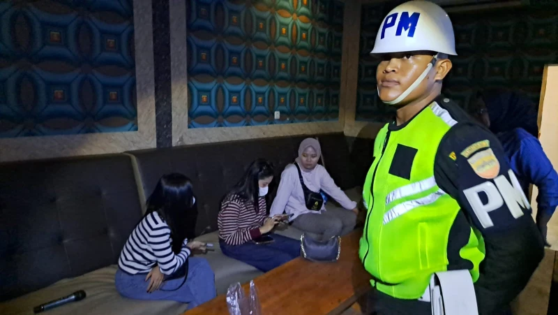 Tim Gabungan Sat Narkoba Polres Simalungun Gerebek Dua THM Serentak, 18 Pengunjung Dites Urine — Dua Perempuan Positif Narkoba Tak Berkutik - TajamNews