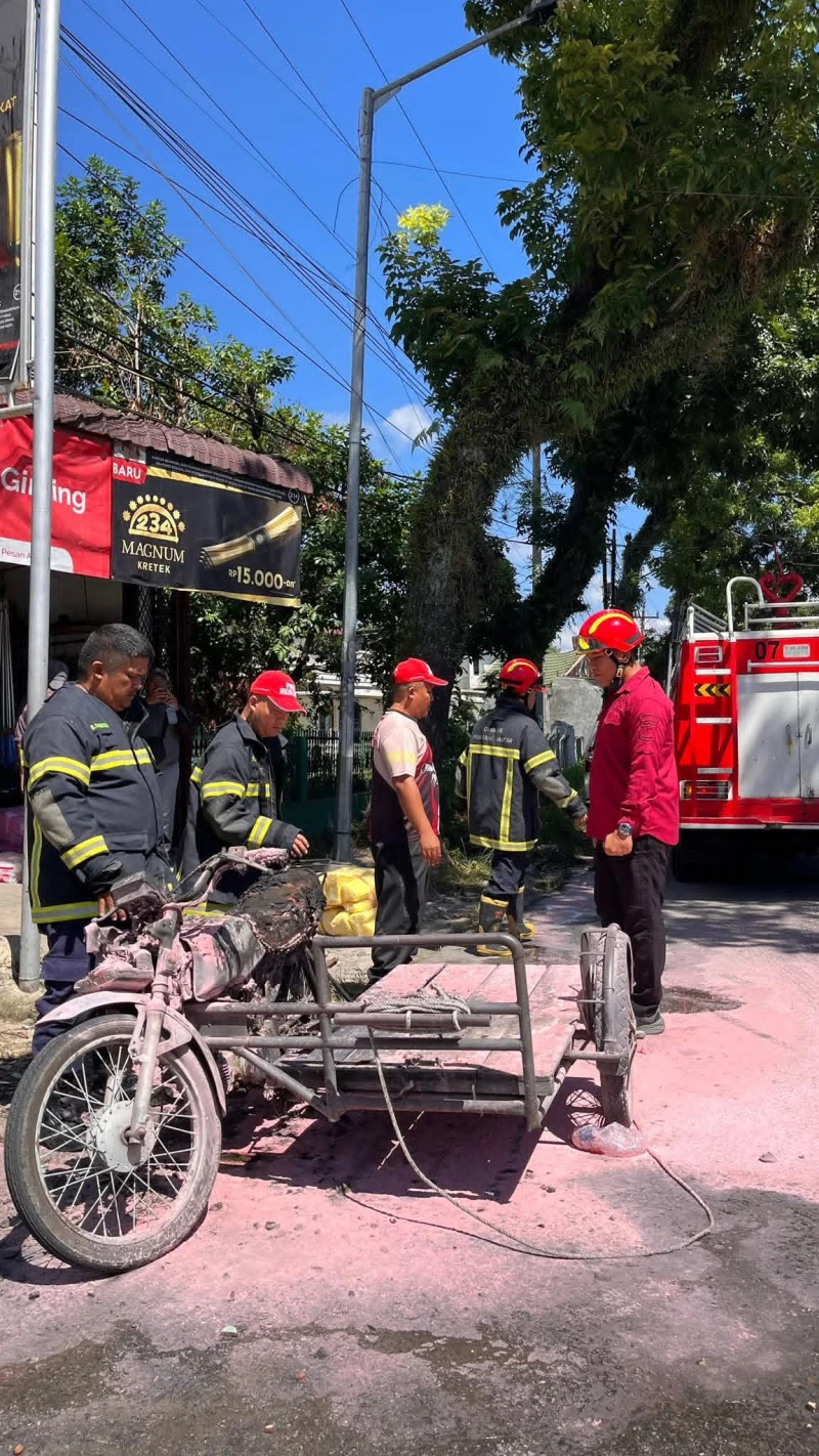Personil Damkar Padamkan Kebakaran Becak Bermotor di Jalan Pdt Justin Sihombing Pematangsiantar - www.tajamnews.co.id