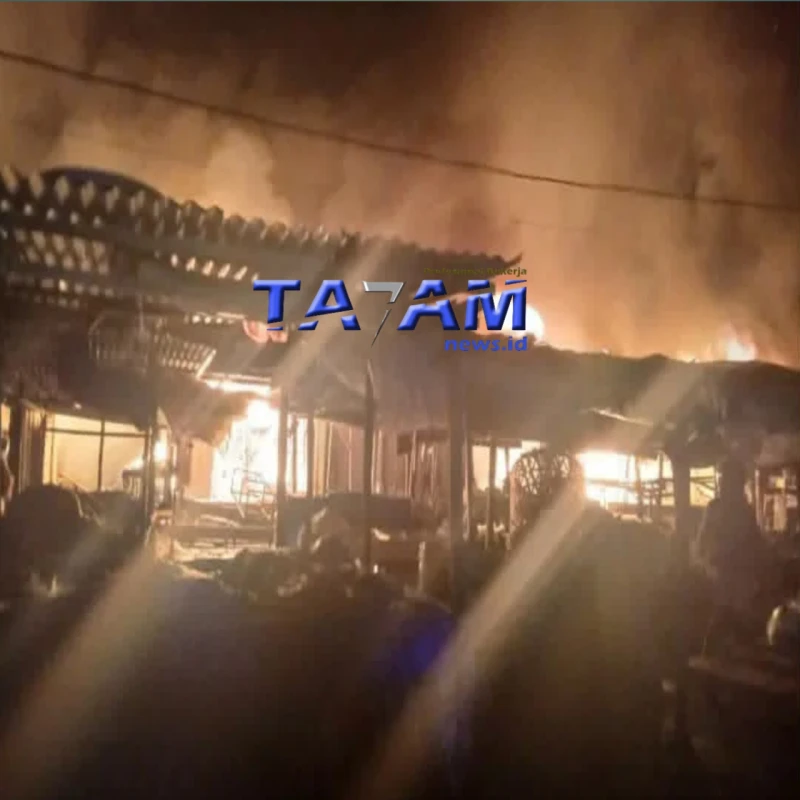Puluhan Kios di Pajak Parluasan Kota Pematang Siantar Hangus Terbakar - TajamNews
