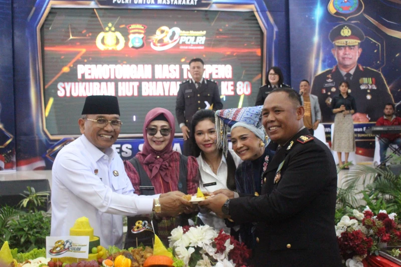 Puncak Hut Bhayangkara Ke-80: Kapolres Simalungun Potong Tumpeng Bersama Bupati, Rayakan 80 Tahun Polri Untuk Masyarakat - TajamNews