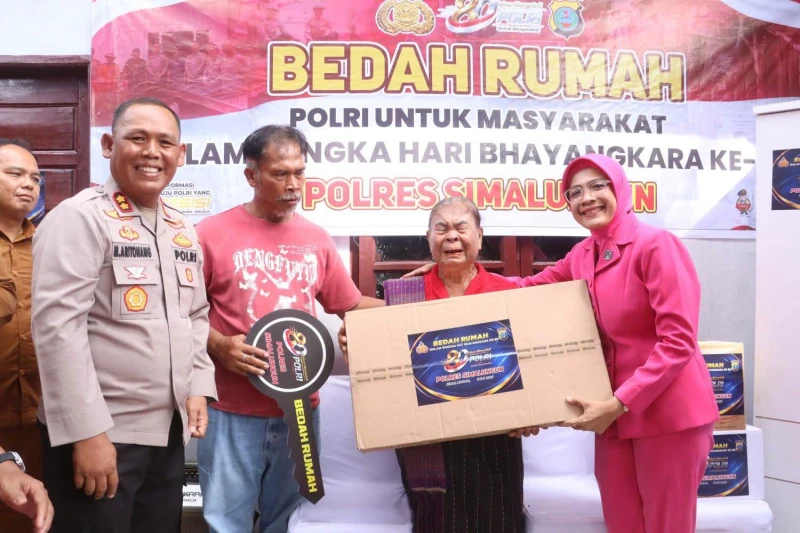 Sambut HUT Bhayangkara ke-80, Kapolres Simalungun Serahkan Kunci Rumah dan Bantuan untuk Opung Sipayung Lewat Program Bedah Rumah - www.tajamnews.co.id