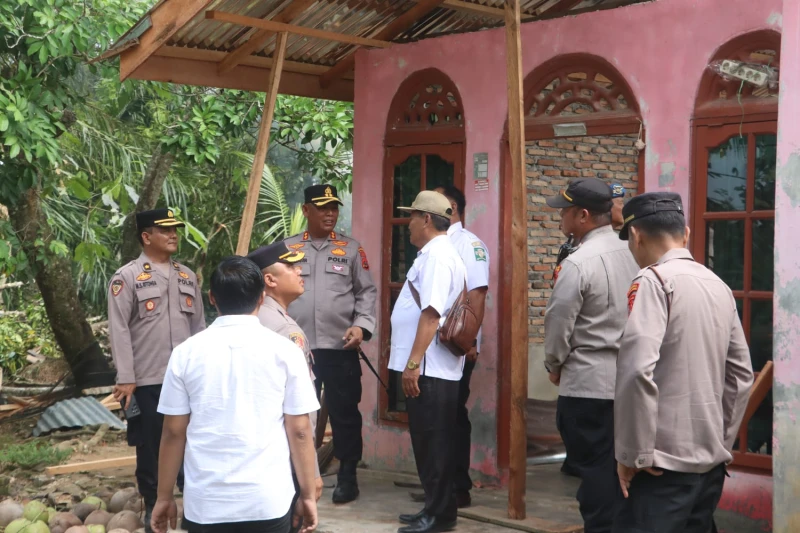 Peduli Korban Bencana, Kapolres Simalungun Serahkan Bantuan Kemanusiaan bagi 161 Rumah Warga Terdampak Angin Puting Beliung - TajamNews