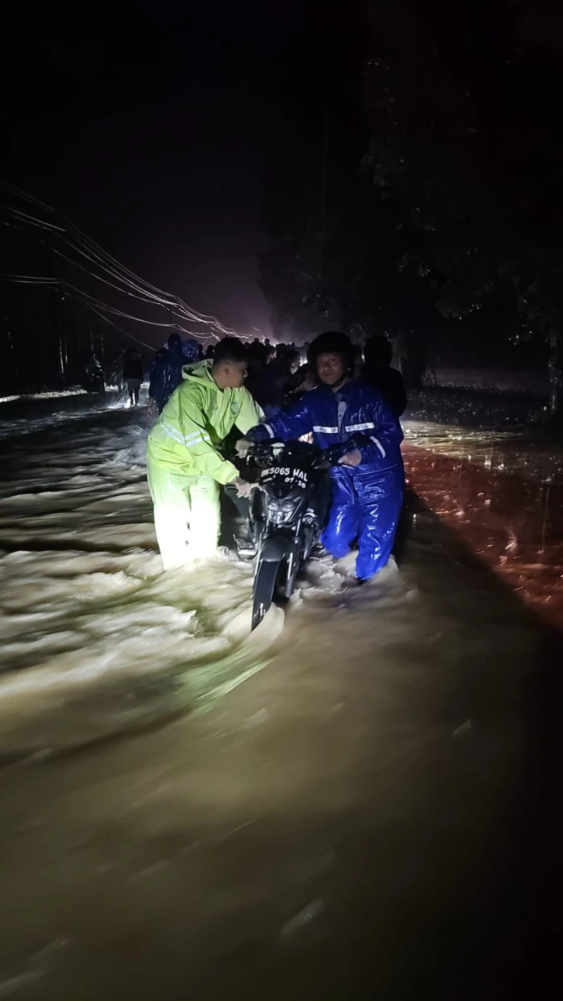 Sigap, Polsek Dolok Batu Nanggar Terjun Langsung Bantu Evakuasi Korban Banjir Luapan Sungai Sikam, 150 Rumah Warga Terdampak - TajamNews