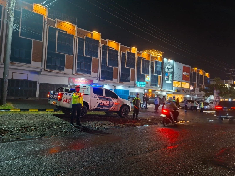 Antisipasi Balap Liar dan Begal, Kanit Gakkum IPDA Yancen Hutabarat Pimpin Patroli Blue Light Jaga Kenyamanan Malam Minggu - www.tajamnews.co.id