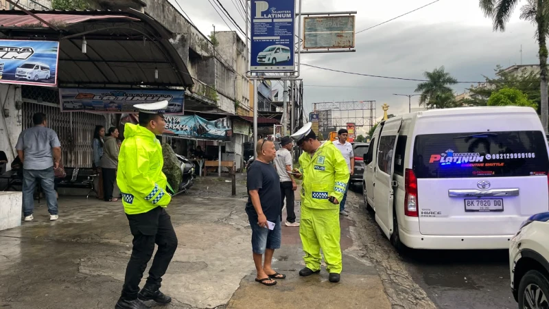 Teguran Masih Dikangkangi!! Petugas Harus Tilang Driver Sejahtera Platinum yang Bebas Naik & Turunan Penumpang - TajamNews