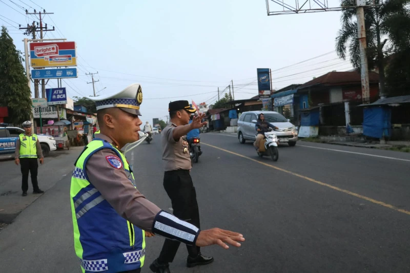 Kapolres Simalungun Turun Langsung Atur Lalu Lintas di Jalinsum Siantar-Medan, Ingatkan Pelajar dan Warga Jauhi Narkoba - TajamNews