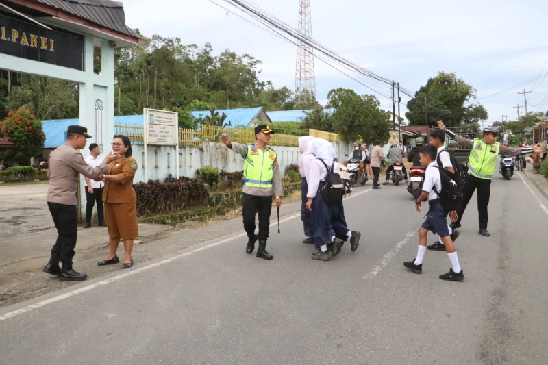 Kapolres Simalungun Turun Langsung Atur Lalu Lintas Jam Sibuk Pagi di Simpang Polsek Panei Tongah, Imbau Sopir Tak Angkut Penumpang di Atas Kap Mobil - TajamNews