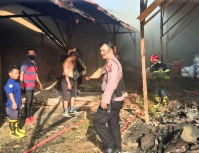 Gudang Arang di Jalan Medan Terbakar Hingga Nyaris Jadi Arang - www.tajamnews.co.id