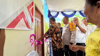 Wujud Nyata Polri untuk Rakyat: Kapolres Simalungun Serahkan Rumah Layak Huni kepada Pasangan Lansia di Momen Hari Bhayangkara - www.tajamnews.co.id