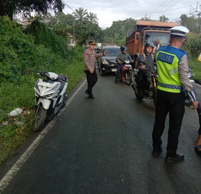 Polsek Panei  Respon cepat atasi kemacetan akibat kecelakaan - www.tajamnews.co.id