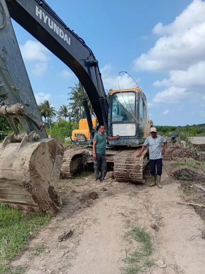 Masyarakat Dusun I Desa Lama Terima Bantuan 30 Batang Pipa 8 Inci dari Pengusaha Frengky B., Upaya Atasi Pasca Banjir - www.tajamnews.co.id