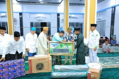 Safari Ramadan 1447 H Dimulai, Bupati Labura Serahkan Bantuan untuk Masjid dan Warga Aeknatas - www.tajamnews.co.id