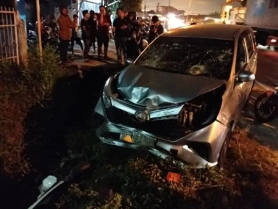 Diduga Tabrak Lari, Pengendara Mobil Dihajarr Massa di Tanjung Morawa - www.tajamnews.co.id