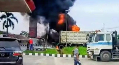 Korsleting Baterai, ‎Minibus Carry Hangus Terbakar di SPBU Pakam Raya Batu Bara - www.tajamnews.co.id