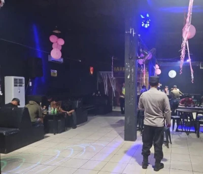 Personil kepolisian saat melakukan razia di salah satu cafe di Tanah Jawa saat Ramadan 2026. - www.tajamnews.co.id