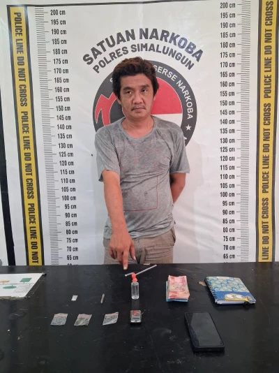 Tidak Ada Yang Kebal Hukum! Polres Simalungun Buktikan Aksi Nyata: Gerebek Sarang Narkoba di Kampung Jawa, Along Tidak Berkutik Saat dibekuk - www.tajamnews.co.id