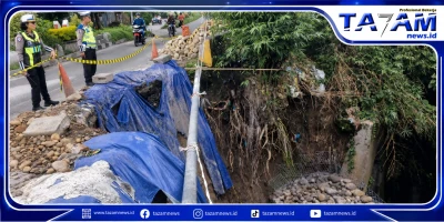 Sat Lantas Polres Pematang Siantar Intensif Pantau Perbaikan Jalan Amblas di Jalan Sisingamangaraja - www.tajamnews.co.id