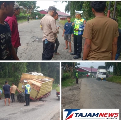 AS belakang Patah truk bermuatan batu bata sebabkan kemacetan Panjang. - www.tajamnews.co.id